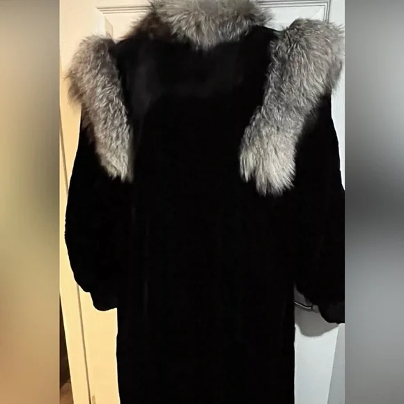 NWOT The fur is sheered muskrat woman’s coat. With detachable hood. - Picture 8 of 9